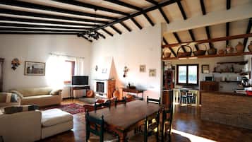 Smart TV, chimenea, futbolito y tenis de mesa