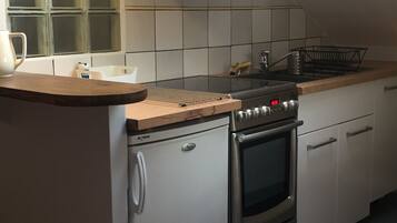 Een koelkast, een microgolfoven, een oven, een kookplaat