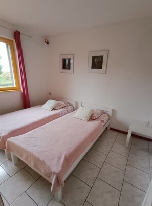 10 chambres, fer et planche à repasser, Wi-Fi, draps fournis