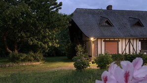 Property grounds - Beautiful Normandy villa near Etretat for 16 people, 5 minutes from the sea (Maniquerville)