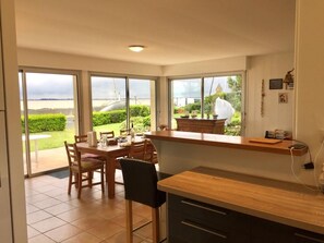 Dining - Beautiful VILLA 100m2 with view and direct access to the sea, 3 bedrooms, bathroom, living room, in enclosed park (Fouras)