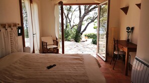 4 bedrooms, desk, iron/ironing board, travel crib - Small pariadis, feet in the water, raised ground, 10pers! (Zonza)