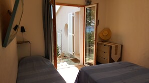 4 chambres, bureau, fer et planche à repasser, lit parapluie