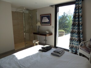 4 bedrooms, iron/ironing board, WiFi