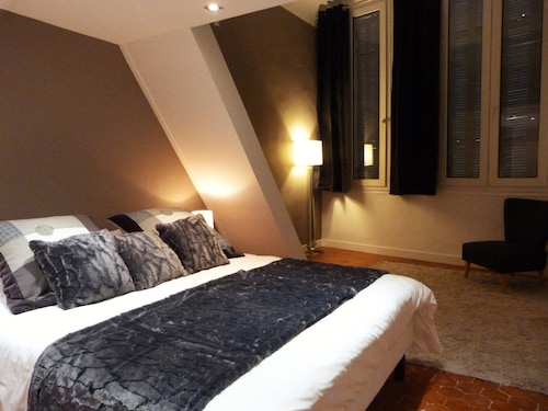 Spacious and cozy apartment in the heart of the historic city center 