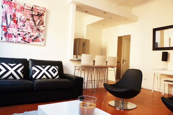 Vue Salon et table bar 6 convives