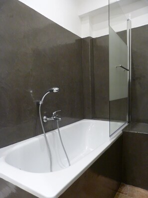 Bathtub, hair dryer, towels, soap - Spacious and cozy apartment in the heart of the historic city center  (Aix-En-Provence)