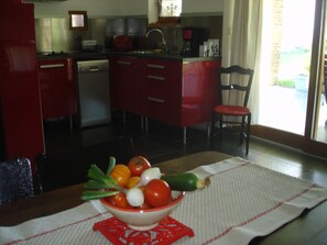 Réfrigérateur, micro-ondes, four, plaque de cuisson