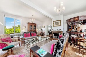 Smart TV, fireplace, DVD player, ping pong - Waterfront Family Home | Pool, Spa & Fitness (Ombrée D'anjou)
