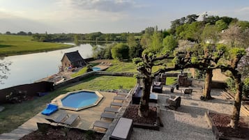 Una piscina al aire libre, una piscina climatizada