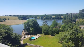 Una piscina al aire libre, una piscina climatizada
