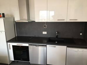 Jääkaappi, mikroaaltouuni, uuni, liesi