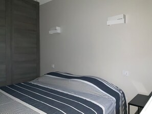 1 slaapkamer, een strijkplank/strijkijzer, gratis wifi