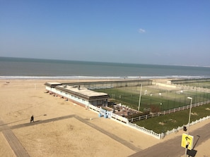 Sports court - Trouville-sur-mer feet in the water (Trouville-Sur-Mer)
