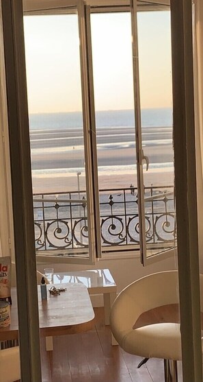 Interior - Trouville-sur-mer feet in the water (Trouville-Sur-Mer)
