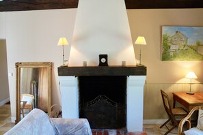 Televisie, een open haard, een dvd-speler en een stereo