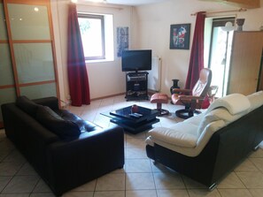 Fernseher, DVD-Player, Bücher, Musikbibliothek