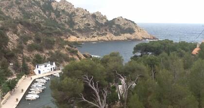 Independent apartment in villa, in the pines overlooking the sea.