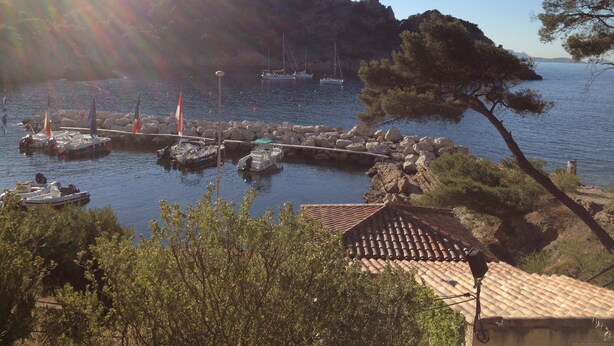 A coastal marina with boats docked, rocky terrain, and a clear sky. - Independent apartment in villa, in the pines overlooking the sea. (Ensuès-La-Redonne)