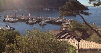 Appartement indépendant dans villa ,dans les pins surplombant la mer .