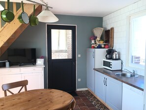 Frigorifero, microonde, forno, piano cottura