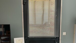 Ein Zimmer mit einer schwarzen Tür, einem weißen Schrank und einem Fernseher auf einem Tisch.
