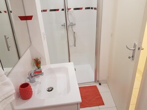 Dusche, Haartrockner, Bidet, Handtücher
