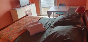 Fer et planche à repasser, Wi-Fi gratuit, draps fournis