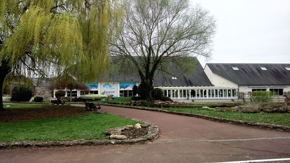 A pathway leading to a building with a sign for 'Aquarium Grand'.