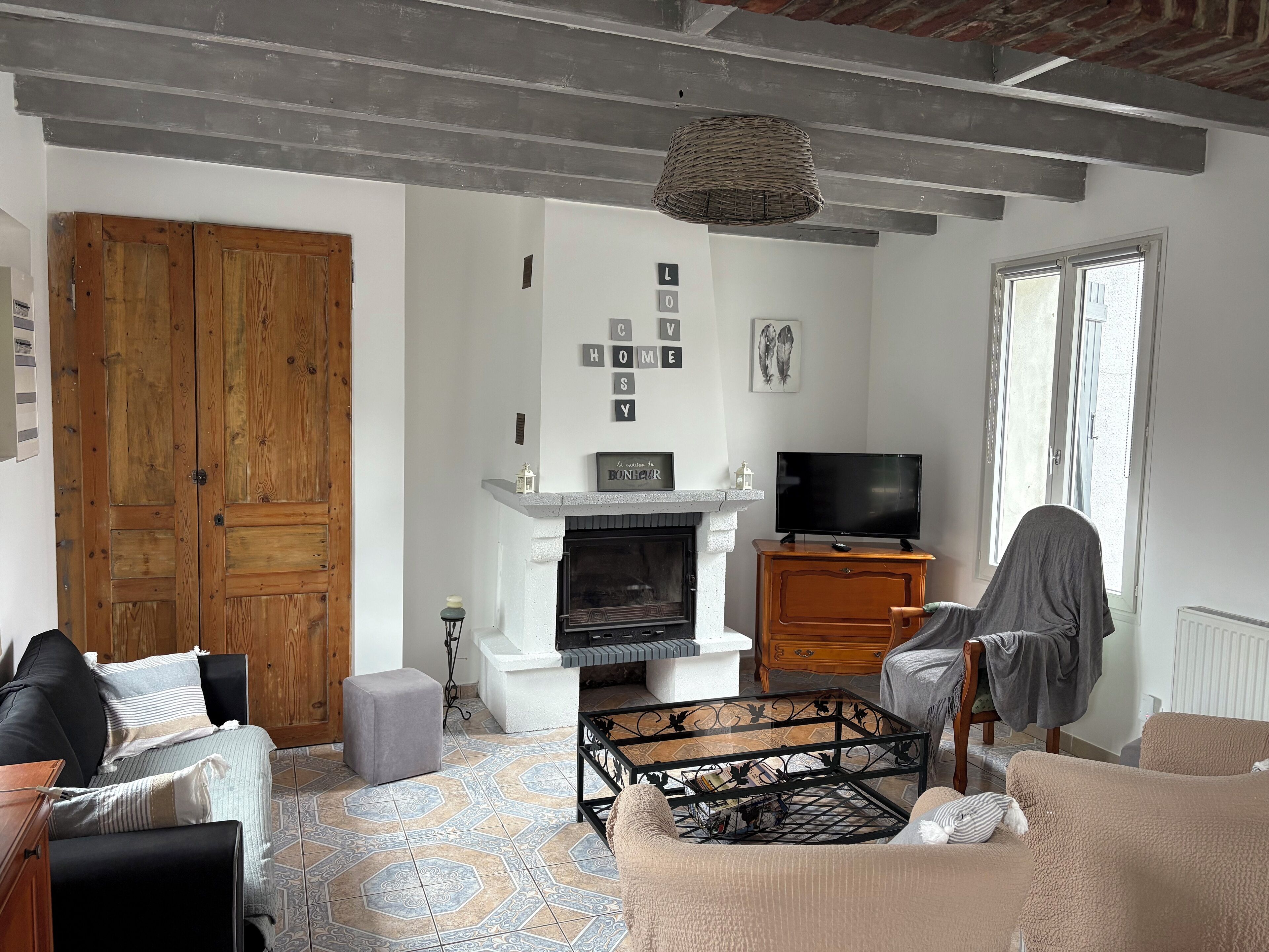 Una televisión, libros