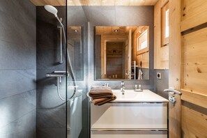 Tina, amenidades de baño gratuitas, secadora de cabello, toallas 