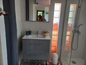 Baignoire, sèche-cheveux, serviettes fournies, savon