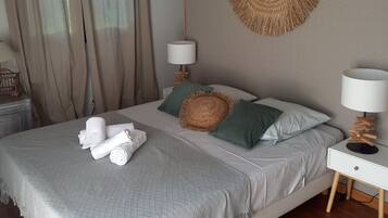 3 slaapkamers, een bureau, een strijkplank/strijkijzer, reisbedje