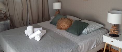 3 bedrooms, desk, iron/ironing board, travel crib