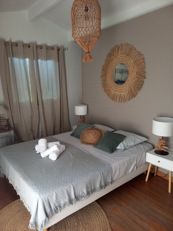 3 bedrooms, desk, iron/ironing board, travel cot