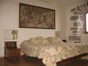 3 slaapkamers, een strijkplank/strijkijzer, reisbedje, wifi