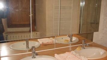 Douche, sèche-cheveux, serviettes fournies, savon