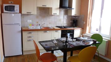 Réfrigérateur, micro-ondes, four, plaque de cuisson