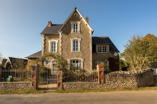  Les Rochettes. Grande villa de charme 3* avec un grand jardin.