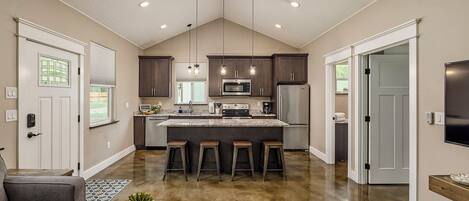 Kühlschrank, Mikrowelle, Ofen, Herdplatte