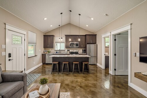 Stoneridge Place Cottage #1 - Vacation or Executive Retreat 1Br 1Ba Garage!