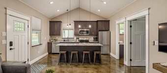 Stoneridge Place Cottage #1 - Vacation or Executive Retreat 1Br 1Ba Garage!