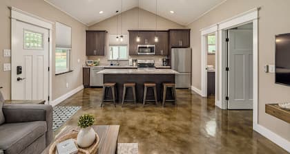 Stoneridge Place Cottage #1 - Vacation or Executive Retreat 1Br 1Ba Garage!