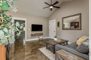 TV - Stoneridge Place Cottage #1 - Vacation or Executive Retreat 1Br 1Ba Garage! (Wasilla)