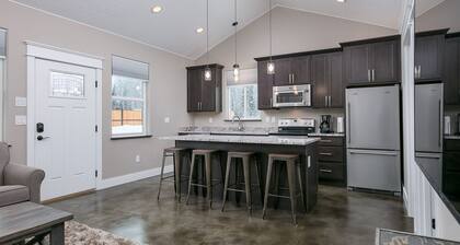 Stoneridge Place Cottage #1 - Vacation or Executive Retreat 1Br 1Ba Garage!