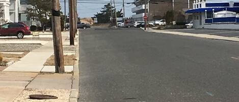 Una calle con un edificio que lleva la etiqueta 'ICONA' a la derecha.