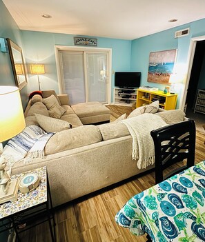 Smart TV, DVD player, books, video library - Block from beach- Super Clean beach condo - Comfy! Pet Friendly - Avalon-SH (Avalon)