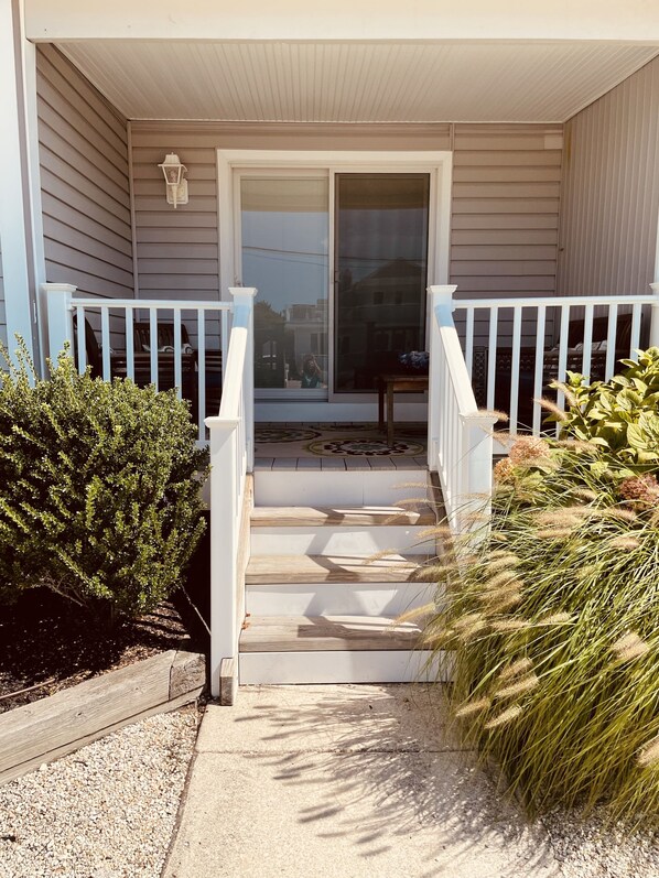 Exterior detail - Block from beach- Super Clean beach condo - Comfy! Pet Friendly - Avalon-SH (Avalon)