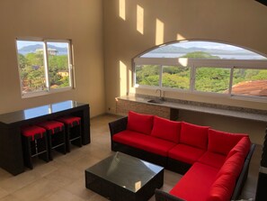 Een televisie, tafelvoetbal, een tafeltennistafel en een stereo