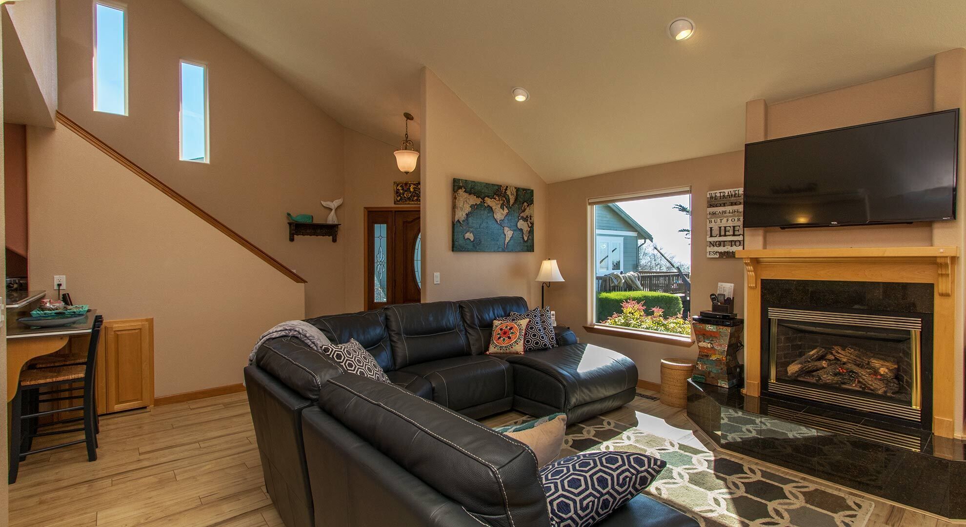 TV connectée, cheminée, lecteur de DVD, table de tennis de table